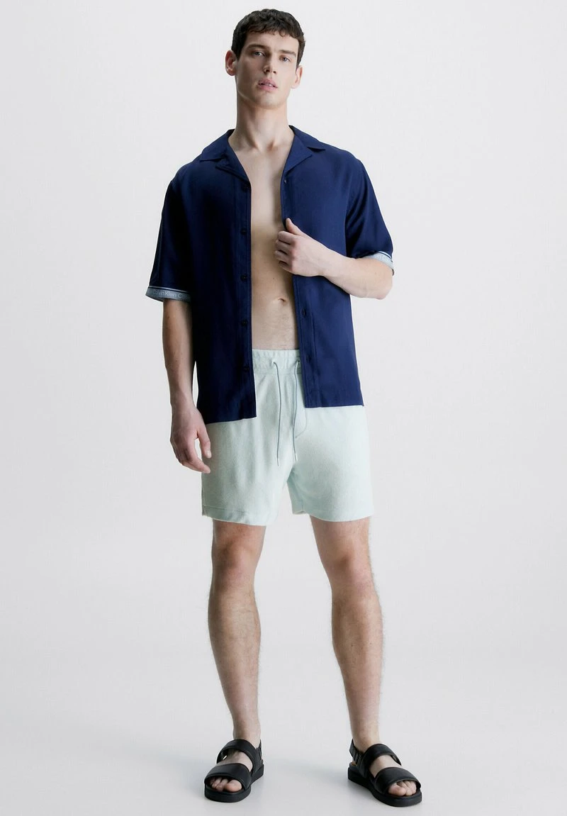 Calvin Klein Swimwear TOWELLING- LOGO TAPE - Badeshorts - Icestorm 2 Calvin Klein Swimwear TOWELLING- LOGO TAPE - Badeshorts - Icestorm – Bild 2