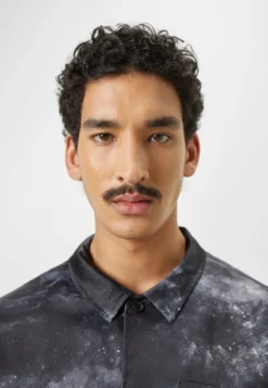 PRINTED SUMMER SHORT SLEEVE - Hemd - Grey 10 PRINTED SUMMER SHORT SLEEVE - Hemd - Grey -Sommerkleidung Für Herren 0b375792d3644aceb4be3559206623df