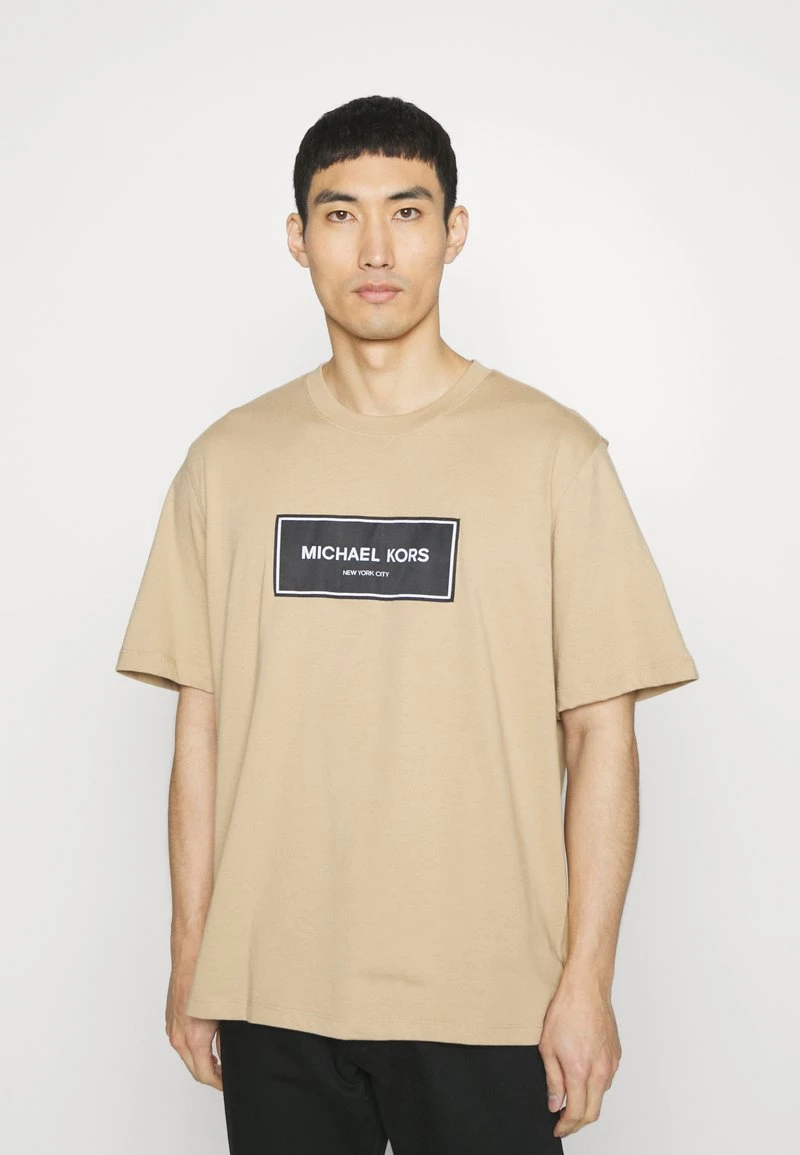 Michael Kors FLAGSHIP LOGO TEE - T-Shirt Print - Khaki 1 Michael Kors FLAGSHIP LOGO TEE - T-Shirt Print - Khaki