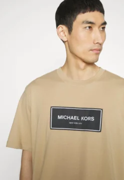 Michael Kors FLAGSHIP LOGO TEE - T-Shirt Print - Khaki 9 Michael Kors FLAGSHIP LOGO TEE - T-Shirt Print - Khaki -Sommerkleidung Für Herren 195230faa813477bae132f9acacb2a8e