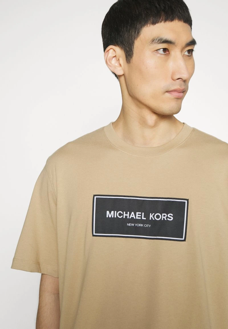 Michael Kors FLAGSHIP LOGO TEE - T-Shirt Print - Khaki 4 Michael Kors FLAGSHIP LOGO TEE - T-Shirt Print - Khaki – Bild 4