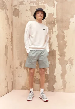 Nike Sportswear CLUB - Shorts - Mica Green/sail -Sommerkleidung Für Herren 3cce21ea937a4ec58045efb09f0ca22a