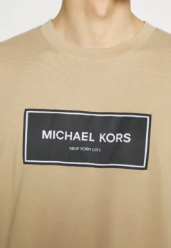 Michael Kors FLAGSHIP LOGO TEE - T-Shirt Print - Khaki 11 Michael Kors FLAGSHIP LOGO TEE - T-Shirt Print - Khaki -Sommerkleidung Für Herren 562b19a1aee847128db38a3119570f0f