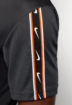 Nike Sportswear REPEAT TEE - T-Shirt Print - Black/grey/white 11 Nike Sportswear REPEAT TEE - T-Shirt Print - Black/grey/white -Sommerkleidung Für Herren 64c860d562924d56af110a6bb4e9a968