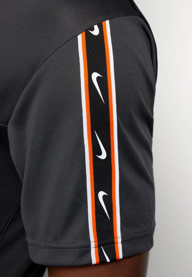 Nike Sportswear REPEAT TEE - T-Shirt Print - Black/grey/white 6 Nike Sportswear REPEAT TEE - T-Shirt Print - Black/grey/white – Bild 6