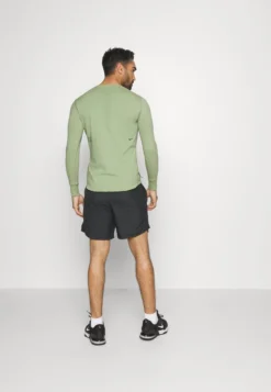 Nike Performance DFADV - Langarmshirt - Oil Green/black -Sommerkleidung Für Herren 666370f975634660b98aa6afc106546a