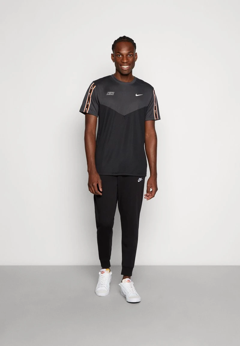 Nike Sportswear REPEAT TEE - T-Shirt Print - Black/grey/white 2 Nike Sportswear REPEAT TEE - T-Shirt Print - Black/grey/white – Bild 2