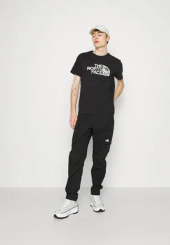 The North Face WOODCUT DOME TEE - T-Shirt Print - Black 11 The North Face WOODCUT DOME TEE - T-Shirt Print - Black -Sommerkleidung Für Herren 75adb223b35746e78c40f8bd75c8197a