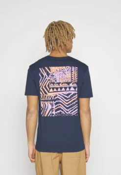 Quiksilver QUIK SPRAY - T-Shirt Print - Navy Blazer -Sommerkleidung Für Herren 788cde9b0fb84f029c48299bc30865e3