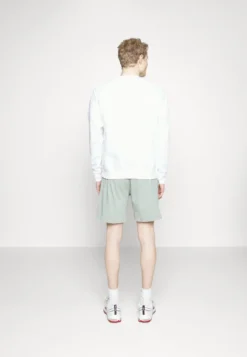 Nike Sportswear CLUB - Shorts - Mica Green/sail -Sommerkleidung Für Herren 82ef75e085a34a52952641454dc9da7d