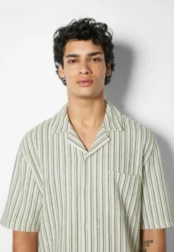 BERSHKA STRIPED RUSTIC SHORT SLEEVE - Hemd - Beige 9 BERSHKA STRIPED RUSTIC SHORT SLEEVE - Hemd - Beige -Sommerkleidung Für Herren 85ea1a8b4e264517815491378838f76f