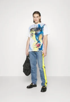 MOSCHINO T-Shirt Print - Fantasy White 8 MOSCHINO T-Shirt Print - Fantasy White -Sommerkleidung Für Herren 8a99399521c54cf8be288be538cb9b6f