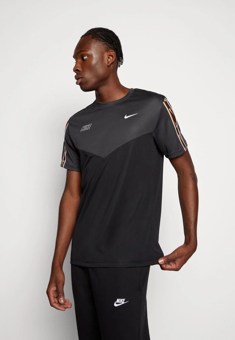 Nike Sportswear REPEAT TEE - T-Shirt Print - Black/grey/white 4 Nike Sportswear REPEAT TEE - T-Shirt Print - Black/grey/white – Bild 4