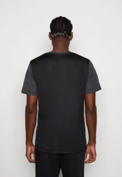 Nike Sportswear REPEAT TEE - T-Shirt Print - Black/grey/white 8 Nike Sportswear REPEAT TEE - T-Shirt Print - Black/grey/white -Sommerkleidung Für Herren 937c9440a31c45ad961c81fe27c07507