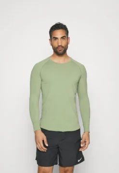 Nike Performance DFADV - Langarmshirt - Oil Green/black -Sommerkleidung Für Herren 997008b7adf54595bec213c4ac6e3837 1