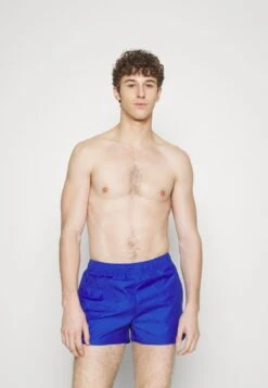 Calvin Klein Swimwear RUNNER - Badeshorts - Mid Azure Blue 11 Calvin Klein Swimwear RUNNER - Badeshorts - Mid Azure Blue -Sommerkleidung Für Herren 9b42bab218b54540bbe56d0006f83020 1