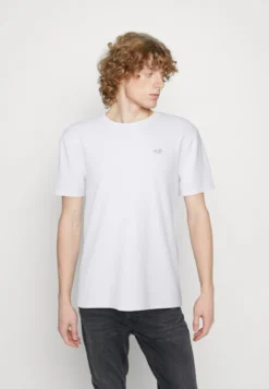 Sommerkleidung Für Herren 27 Hollister Co. CREW - T-Shirt Basic - White