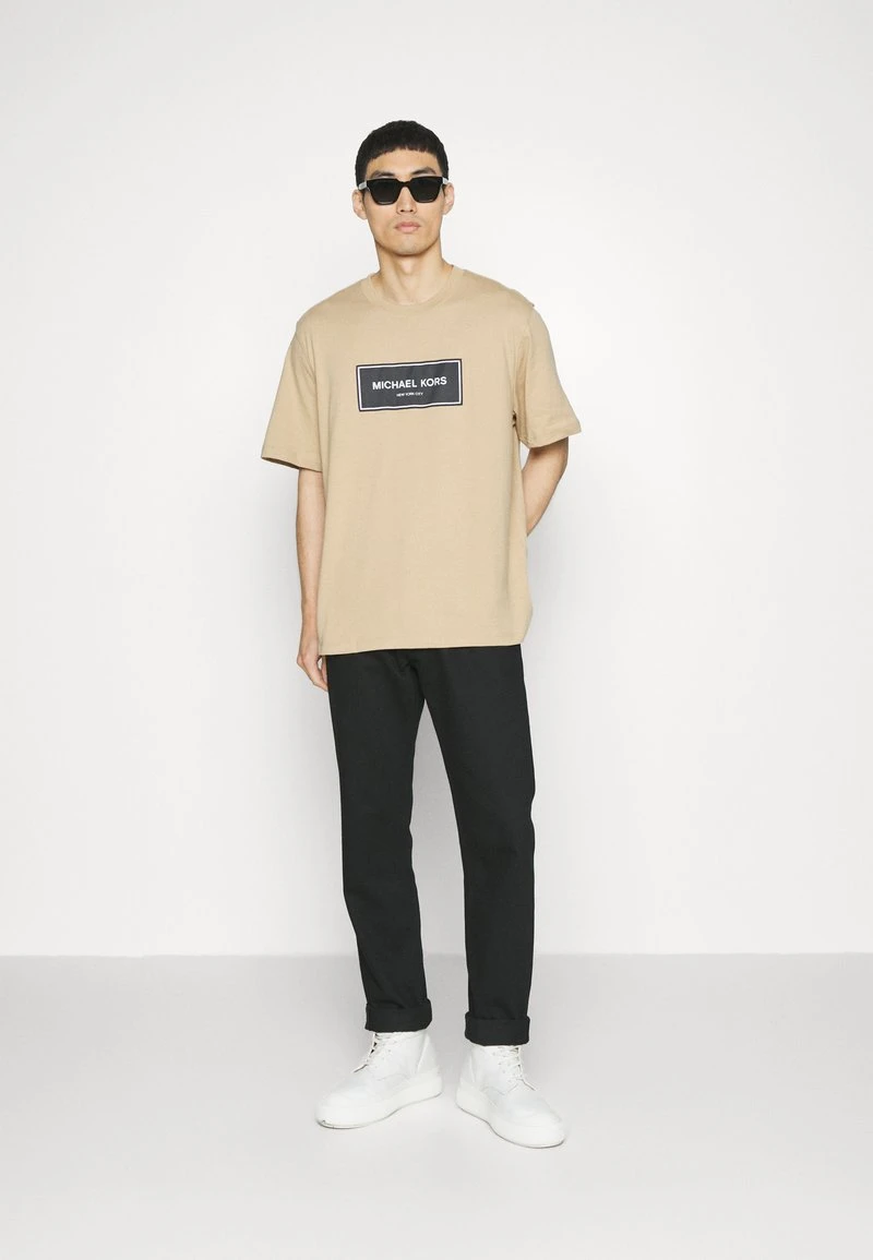 Michael Kors FLAGSHIP LOGO TEE - T-Shirt Print - Khaki 2 Michael Kors FLAGSHIP LOGO TEE - T-Shirt Print - Khaki – Bild 2