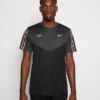 Nike Sportswear REPEAT TEE - T-Shirt Print - Black/grey/white