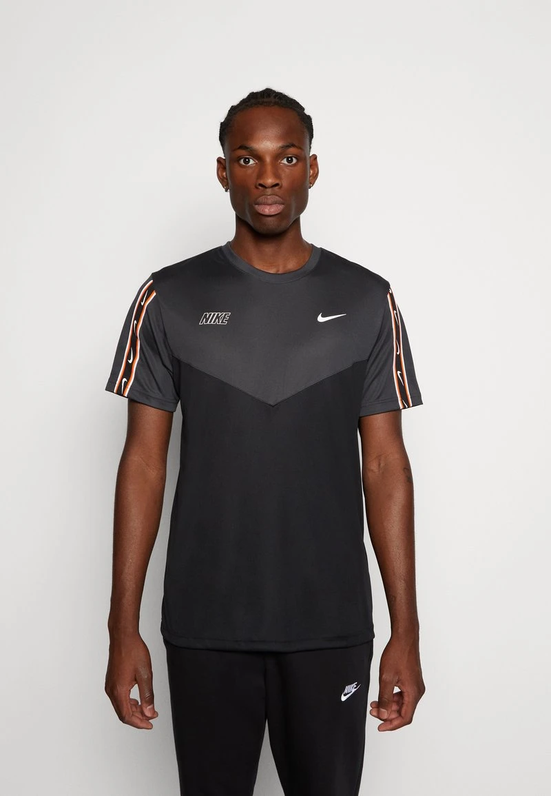 Nike Sportswear REPEAT TEE - T-Shirt Print - Black/grey/white 1 Nike Sportswear REPEAT TEE - T-Shirt Print - Black/grey/white