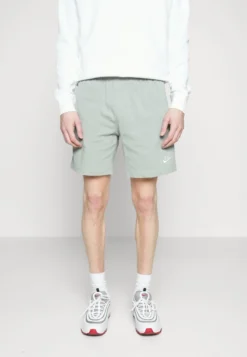 Nike Sportswear CLUB - Shorts - Mica Green/sail -Sommerkleidung Für Herren dcc23e6afd3f41a8af5045d2977925f4