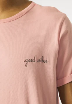 Maison Labiche TEE POITOU GOOD VIBES - T-Shirt Basic - Blush 11 Maison Labiche TEE POITOU GOOD VIBES - T-Shirt Basic - Blush -Sommerkleidung Für Herren e426395acdd247e3bd8f234242e0c980