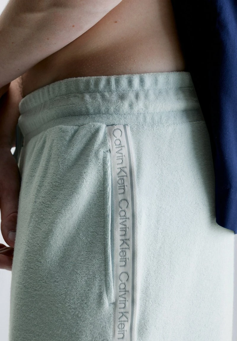 Calvin Klein Swimwear TOWELLING- LOGO TAPE - Badeshorts - Icestorm 4 Calvin Klein Swimwear TOWELLING- LOGO TAPE - Badeshorts - Icestorm – Bild 4